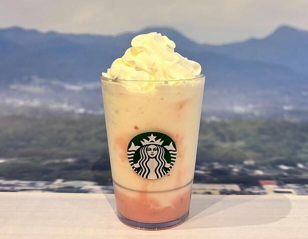 ストロベリーソースのグラデーションがポイント!「群馬 やっぱし赤城山なんさ ストロベリー ヨーグルト フラペチーノ」