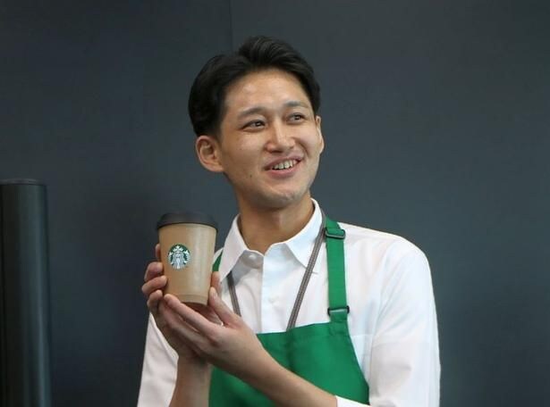 「森のスターバックスプロジェクト」の一環として、森林整備の過程で生まれる群馬県みなかみ町の間伐材を使用したタンブラー「群馬 森とつながるタンブラー 355ミリリットル」(3600円)も販売(販売店舗:群馬県内スターバックス店舗)。クラフト感のある独特の表情に注目