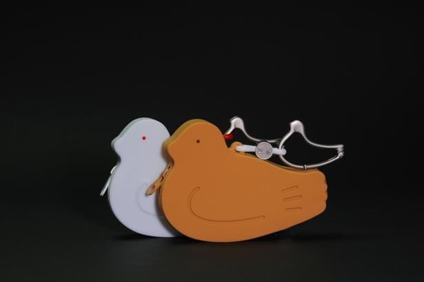 鳩サブレーを連れて歩けるシリコンポーチ「はとっこ」