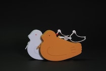8月10日は「鳩の日」。鳩サブレー1枚がぴったり収まる限定シリコンポーチがかわいすぎる！小物入れやバッグのワンポイントにも