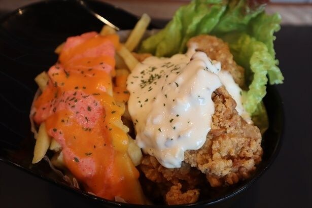 クリスピーチキンにはタルタルソースが、ポテトには明太チーズソースが添えられている