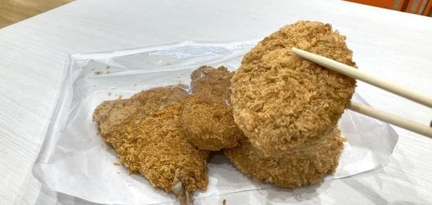 牛肉コロッケ(写真右)