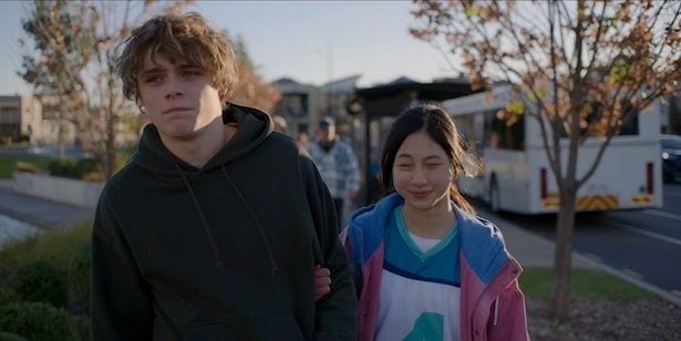 視覚障害を持つ義理の妹パイパー(ソラ・ウォン)と兄のアンディ(ビリー・バラット)