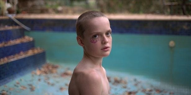 言葉を話さない少年オリバー(ジョナ・レン・フィリップス)