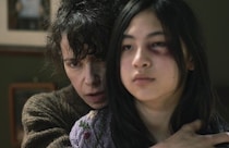 禁断の“儀式体験”ホラー『ブリング・ハー・バック』を鑑賞。父親を亡くした兄妹が里親の元で恐ろしい出来事に巻き込まれる戦慄ホラー！