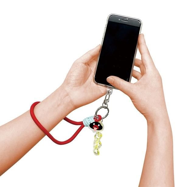 持ち手は約18センチ。手首に通してスマホの落下防止にも使えるサイズ感