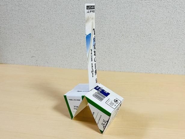 このように真っ直ぐ立つように、対称になるよう貼り付ける