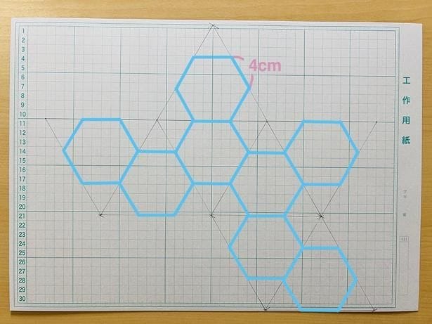 一辺12センチメートルの正三角形を4センチメートルの点で区切り、点をつないで正六角形にしていく