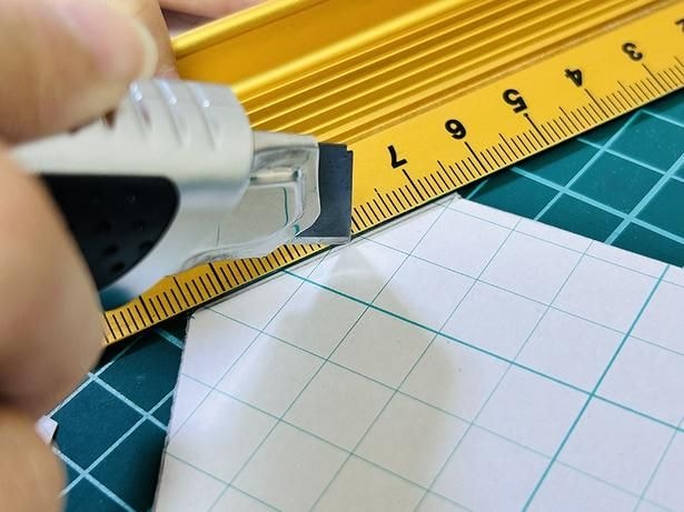 カッターなどで軽く折りすじをつけておくとカドがキレイに出る