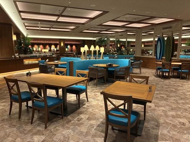 広々とした店内は、家族連れからグループまでゆったり過ごせる空間。食事はもちろん、休憩やカフェ利用にもぴったり