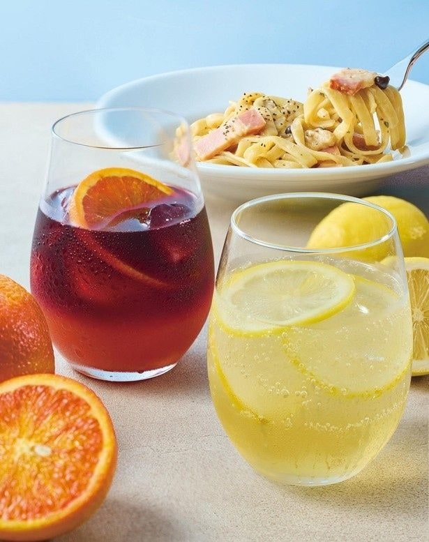 「レッドワインクーラー ハニー＆オレンジ」と「ワインスプリッツァー ハニー＆レモン」