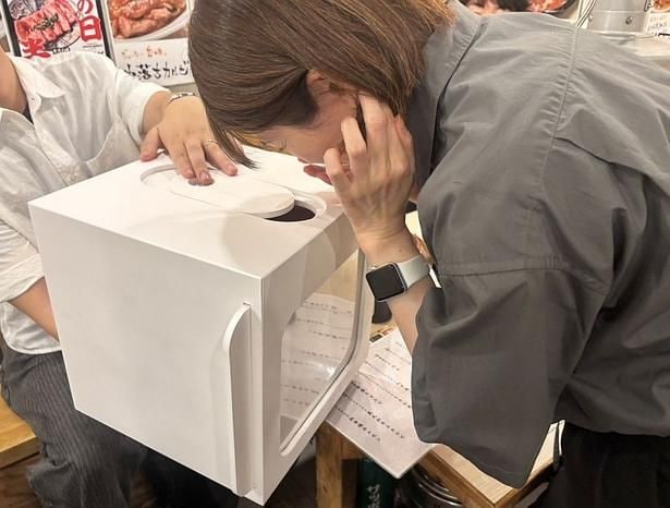 中身が隠された「実験BOX」のニオイを嗅ぐ記者たち