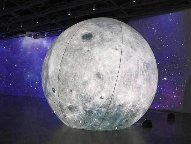 「ギャラクシー パーク －銀河のアソビバ－」のシンボル、月のモニュメント