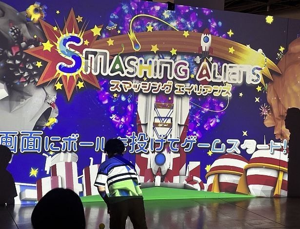 一番人気の「スマッシングエイリアンズ」では、大画面に次々とエイリアンたちが現れる。「いろんな色のエイリアンが出てきて楽しい！」と子どもたち
