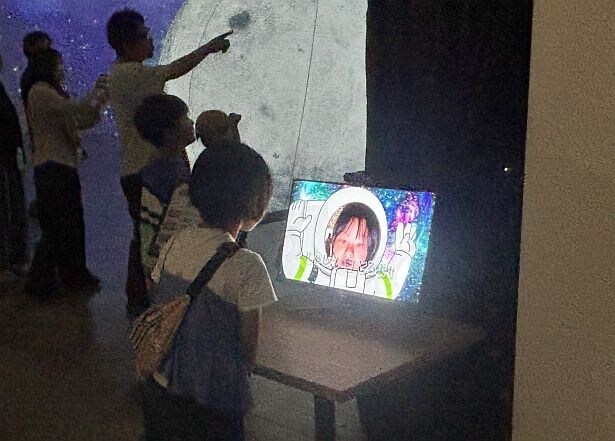 「おおきな魔法のかべギャラクシー」。写真を撮影すると、瞬時に宇宙飛行士になった自分の顔が“魔法のかべ”に映し出される