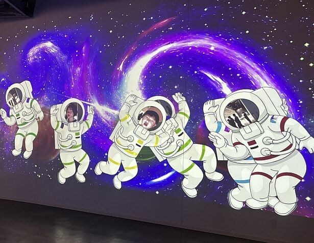 おおきな魔法のかべに自分がいる！宇宙飛行士は、自分の体の動きに合わせて飛び跳ねたりする