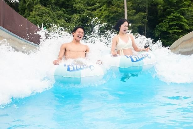 波のプールと流れるプールが融合した迫力の冒険体験型プール