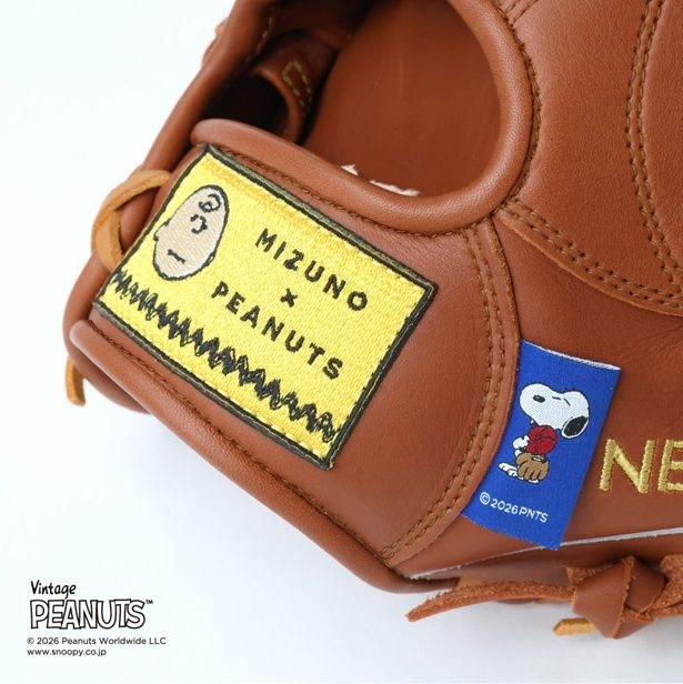 「PEANUTS ジュニア軟式グラブ」(4万2900円)。ベルト部分にはチャーリー・ブラウンとMIZUNO×PEANUTSロゴの刺しゅうも!