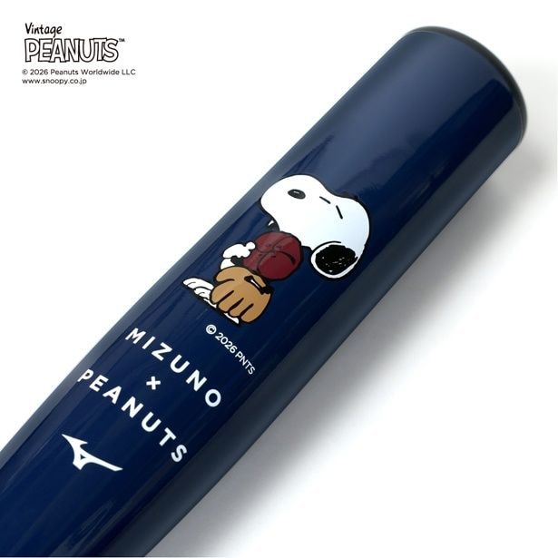 「PEANUTS 小学生用軟式金属バット」(1万8700円)の裏面。バットを握ったときにスヌーピーが正面を向くよう、あえて長手方向に配置