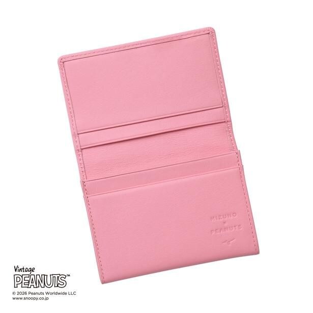 「PEANUTS カードケース(名刺入れ)」(1万1330円)。ケースを開くとこんな感じ。「MIZUNO×PEANUTS」の刻印も!