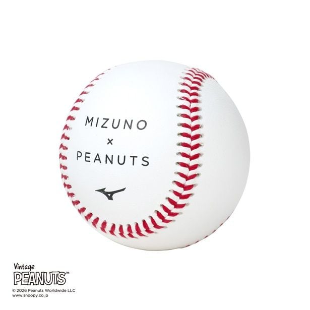 「PEANUTS サインボール」(1870円)。裏面には「MIZUNO × PEANUTS」のロゴを配置