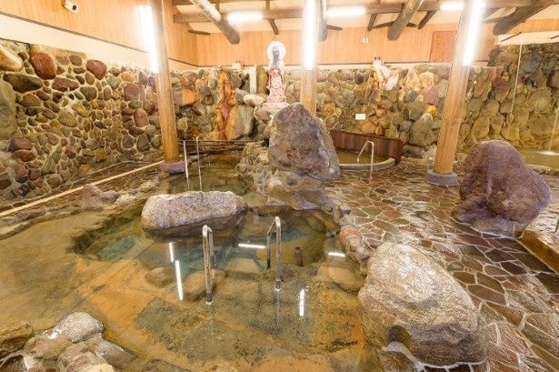 ひょうたん温泉には100年の歴史がある。創業時に作られたひょうたん型の岩風呂は、今も女湯にある