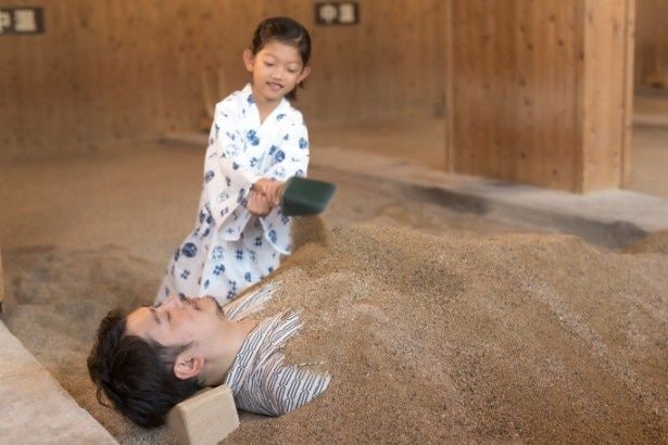 子どもは遊び感覚で楽しめる砂湯。別府の温泉文化の体験が、楽しい思い出に!