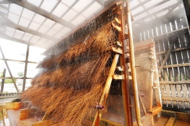 自然の力で源泉を冷ますので、環境にもやさしい「湯雨竹」