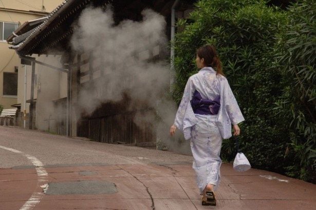 湯けむりが立ち上る、鉄輪温泉街の石畳。まさに「歩いても温泉」!