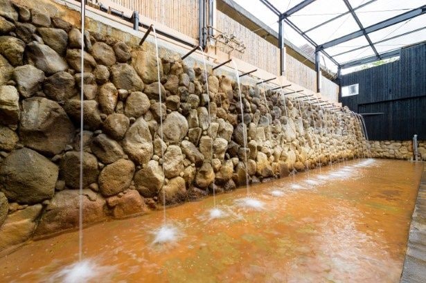 男湯の瀧湯。上から勢いよく落ちてくる湯は子どもにも人気が高い