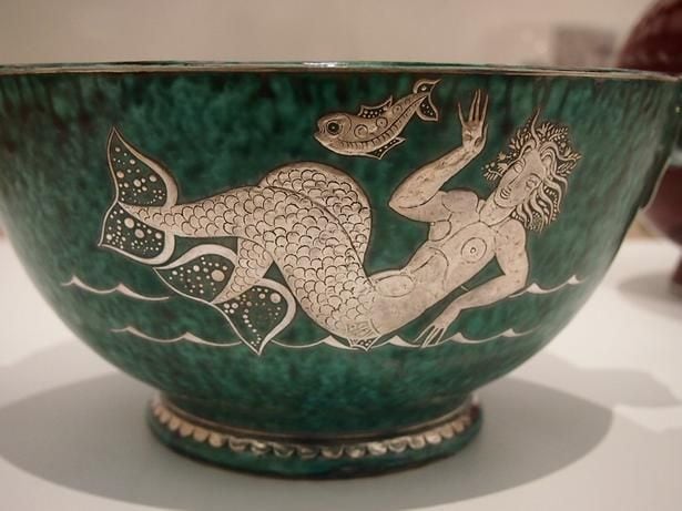 古代神話からインスピレーションを受け人魚が描かれたヴィルヘルム・コーゲの代表作《アルゲンタ》人魚のボウル901モデル。1938年製作/1930-1980年 海を連想させる魚やドラゴンなどとともに代表的な絵柄の1つ