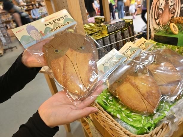 ハシビロコウのグッズは人気が高い。顔をかたどったクッキーはプレゼントに