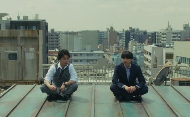Netflixシリーズ『九条の大罪』より、九条間人(柳楽優弥さん)と烏丸真司(松村北斗さん)。正反対の凸凹バディだ