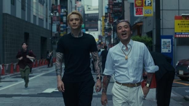 Netflixシリーズ『九条の大罪』より、京極清志(ムロツヨシさん)と壬生憲剛(町田啓太さん)。2人の間にある過去の確執が物語後半の鍵となる