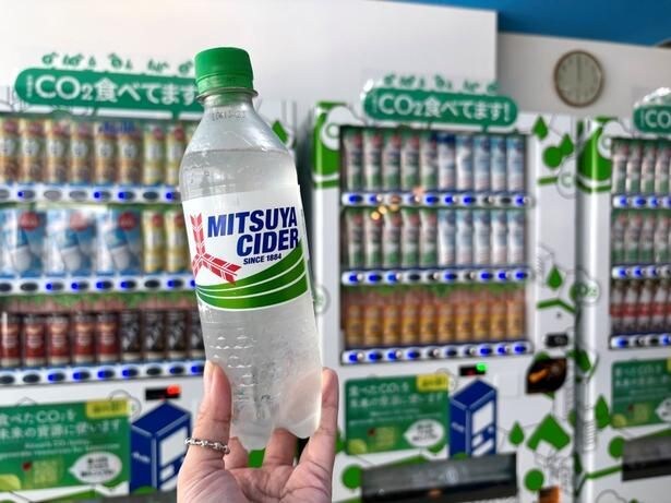 自動販売機には炭酸が入っていないドリンクも並んでいる