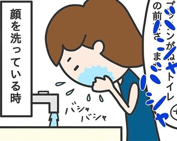 【モヤっと漫画】なぜ今なの!?話しかけるタイミングが悪すぎる!!席を立つ瞬間、洗顔中…“母あるある”に共感【作者に聞く】