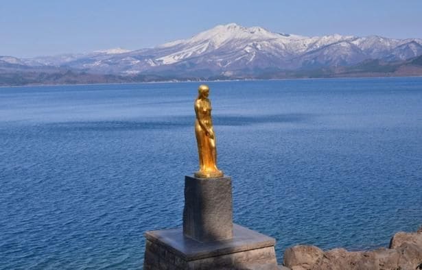 瑠璃色の湖面が輝くフォトジェニックな風景