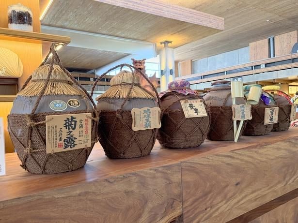宮古、沖縄を代表する泡盛。「coral port LOUNGE Cafe&Bar」では飲み比べもできる