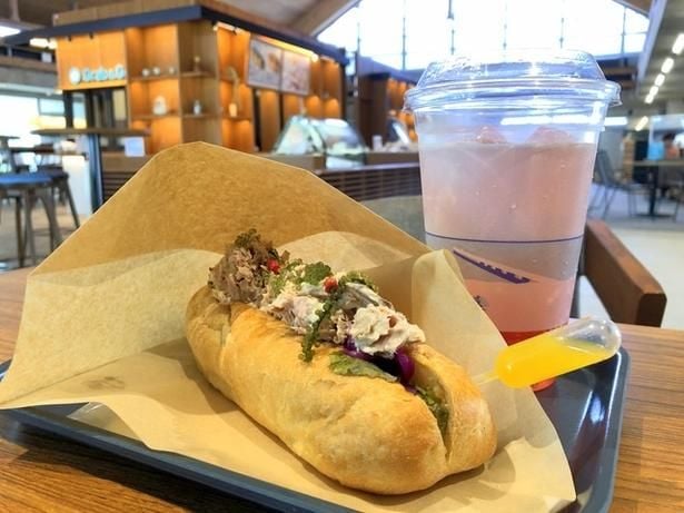 「友利さんのカツオなまり節&海ぶどう」は開業時からある名物サンドイッチ