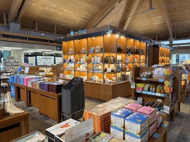 保安検査通過前にあるショップ「coral port the Shop」には宮古島ならではのお土産がそろう
