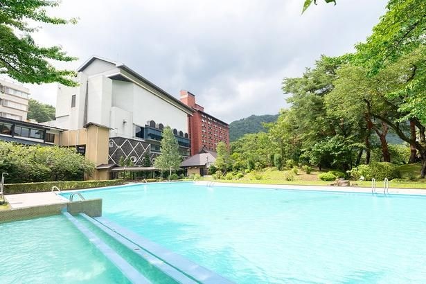夏のひと時を涼やかに過ごせる「屋外プール」