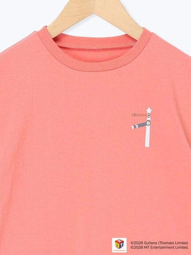 「【きかんしゃトーマス】バックプリントTシャツ」(2750円)。胸元には鉄道信号をレイアウト