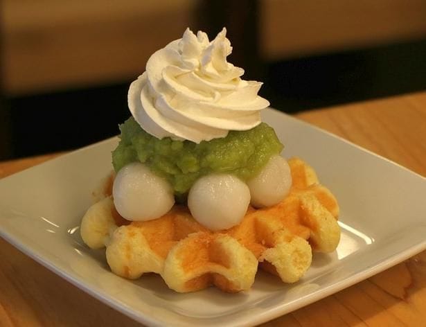 北海道産の枝豆から作ったずんだ餡をのせた「ずんだ白玉ワッフル」