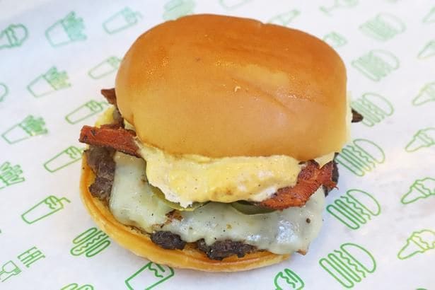辛さとコクが調和したハラペーニョチェダーチーズソースが味の決め手!「ハラペーニョチェダーバーガー」(1452円)