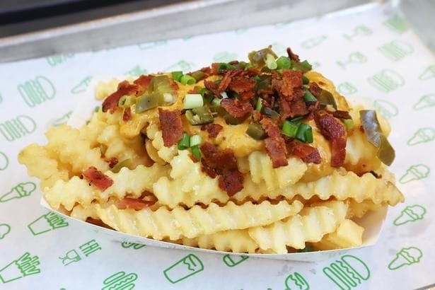 ホクホクのフレンチフライに、ハラペーニョチェダーチーズソースと刻んだハラペーニョ、ベーコン、ネギをトッピングした「ハラペーニョチェダーフライ」(1045円)
