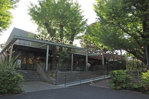 試食会が開催されたシェイク シャック外苑いちょう並木店。開放感あふれるテラス席では、美しいイチョウ並木を眺めながら食事を楽しめる