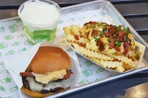 シェイク シャックにさわやかな辛さがたまらない“ハラペーニョバーガー”登場！新感覚「アボカドシェイク」も試飲レポ