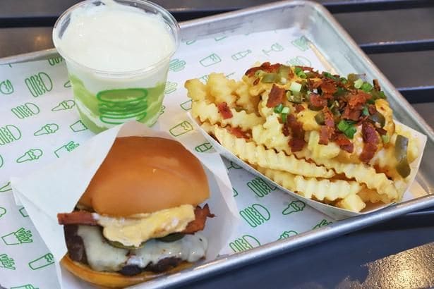 シェイク シャックにさわやかな辛さがたまらない“ハラペーニョバーガー”登場!新感覚「アボカドシェイク」も試飲レポ