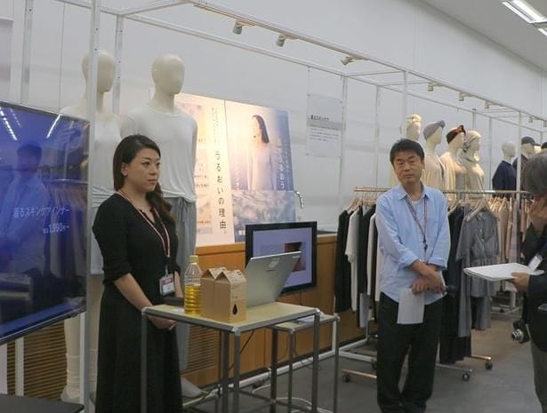 (写真左から)良品計画 衣服・雑貨部婦人インナー担当 カテゴリーマネージャーの高垣伊織さんと、執行役員 衣服・雑貨部 管掌 齋藤陽司さん