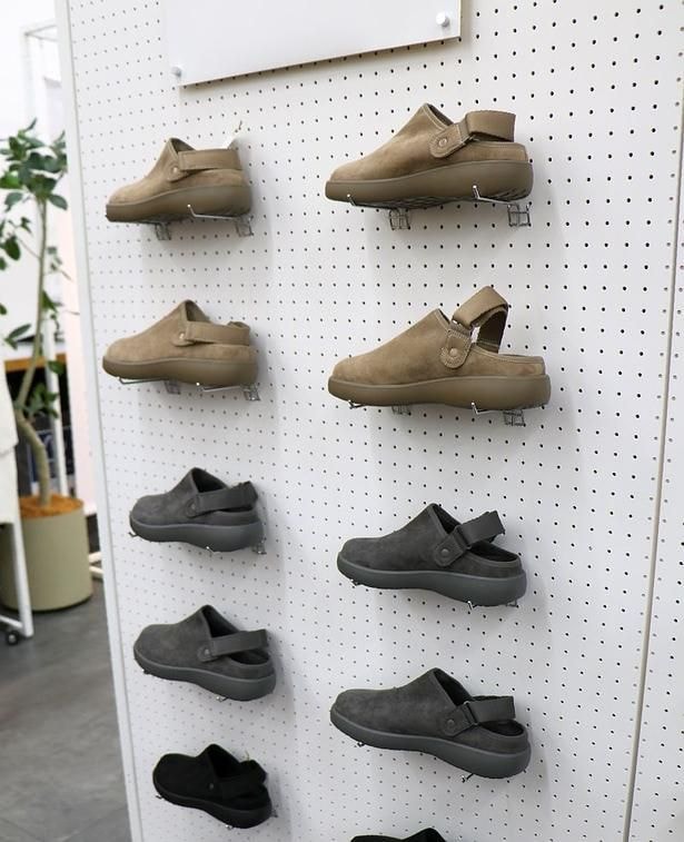 秋に履けるサンダル「クロッグサンダル」(3990円)も発売された